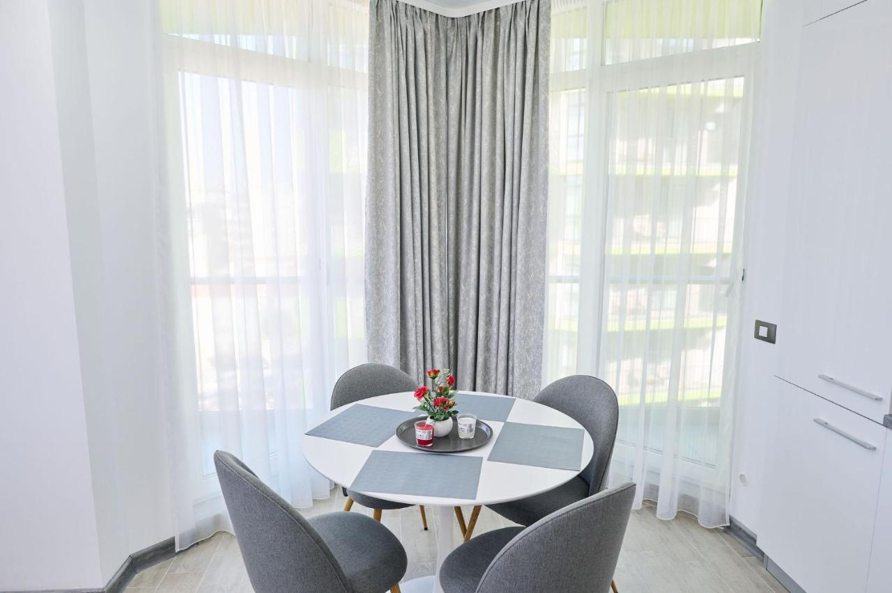 Seascape Apartment Spa N Pool Beach Resort Mamaia Exterior photo